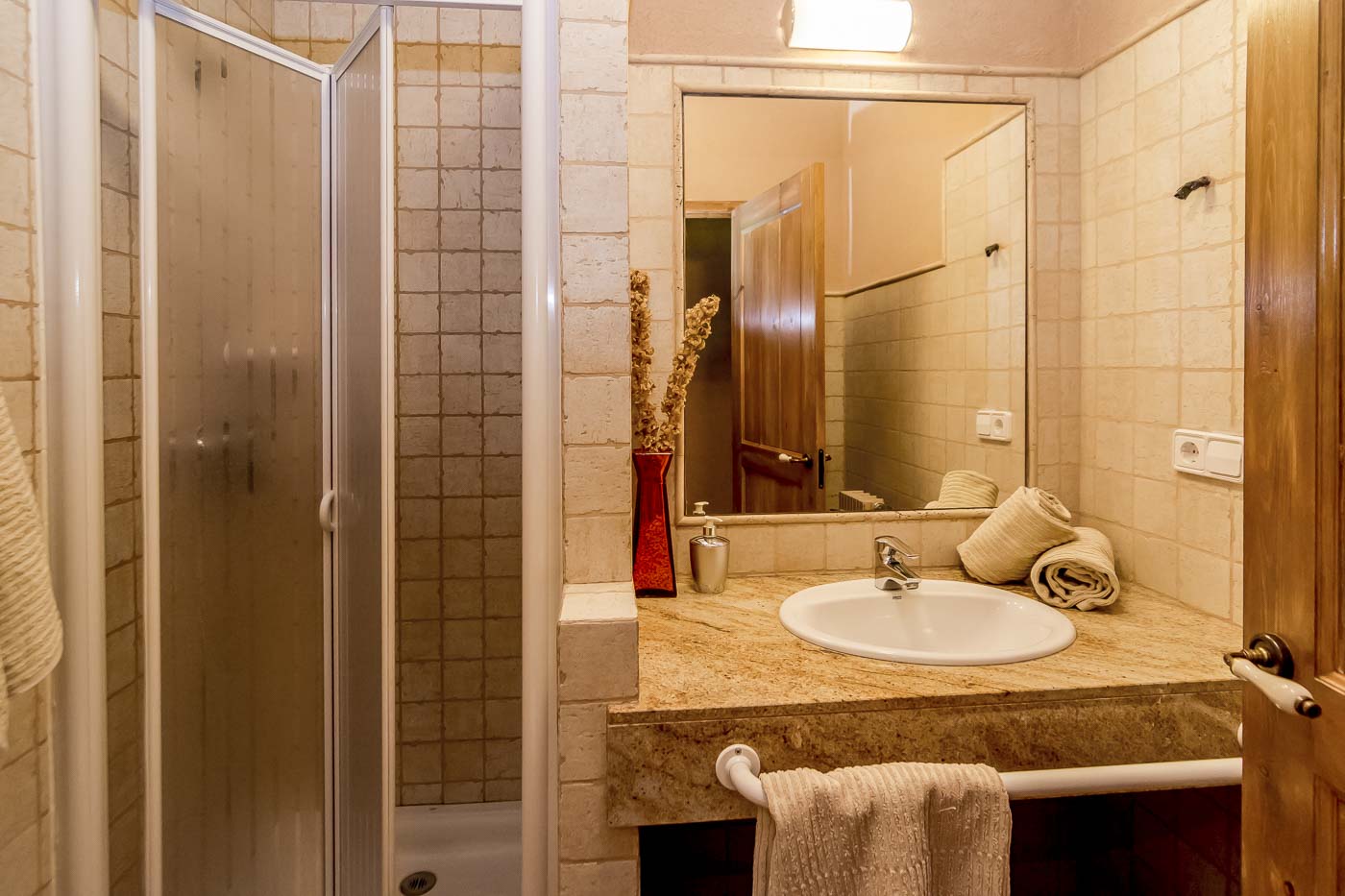 Dos cuartos de baño son en suite